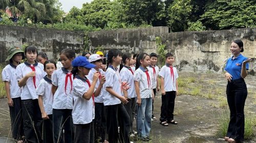 Học sinh đến tham quan Di tích Xưởng quân giới Giang Tiên. Ảnh: Hoài Anh