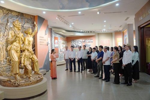 Phòng trưng bày tại di tích Nhà lao Hội An