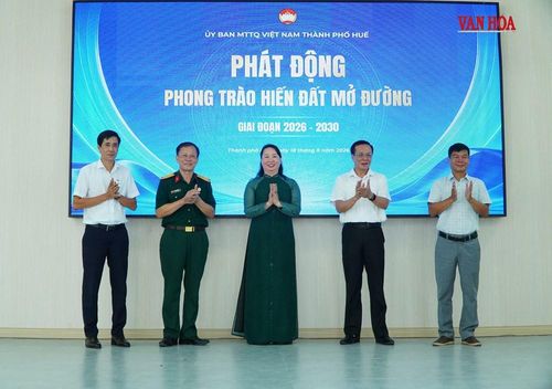 Các đại biểu thực hiện nghi thức phát động phong trào "Hiến đất mở đường" giai đoạn 2026 - 2030