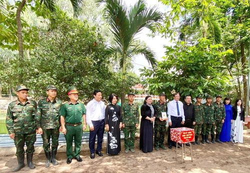 Đoàn công tác tỉnh Tây Ninh đến dâng hoa, dâng hương tưởng niệm các Anh hùng liệt sĩ; thăm hỏi, động viên và tặng quà các lực lượng đang thực hiện nhiệm vụ tại Công viên Lê Thị Riêng