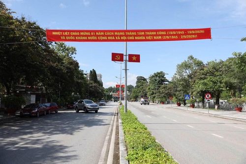 Từ những tuyến phố rực rỡ cờ hoa đến các pa-nô mang đậm dấu ấn lịch sử, không khí chào mừng Cách mạng Tháng Tám và Quốc khánh 2.9 đang lan tỏa khắp Điện Biên, góp phần tạo nên những sắc màu tươi mới trong những ngày tháng Tám đầy ý nghĩa