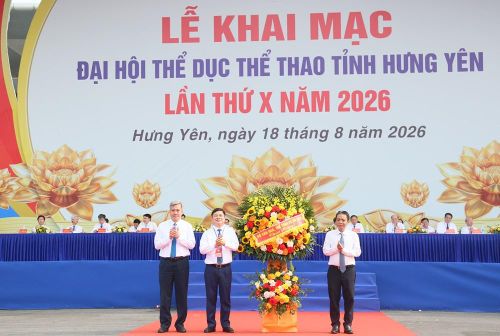 Thứ trưởng Bộ VHTTDL Hoàng Đạo Cương tặng hoa chúc mừng Đại hội
