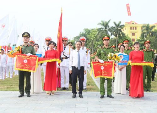 Thứ trưởng Bộ VHTTDL Hoàng Đạo Cương tặng hoa và cờ lưu niệm các đoàn tham gia Đại hội
