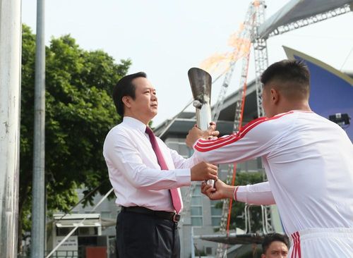 Bí thư Tỉnh uỷ Hưng Yên Phạm Quang Ngọc thực hiện nghi thức tiếp nhận ngọn lửa truyền thống và thắp sáng đài lửa Đại hội