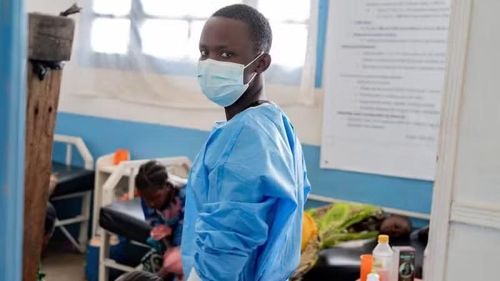 Nhân viên y tế điều trị cho bệnh nhân mắc Ebola tại bệnh viện ở Rwampara, Cộng hòa Dân chủ Congo. (Ảnh: THX/TTXVN)