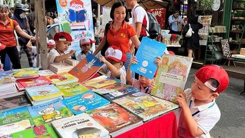 Các em nhỏ tham quan Đường sách Thành phố Hồ Chí Minh.