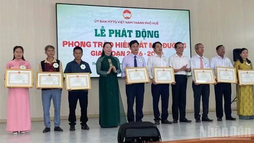 Ủy ban nhân dân thành phố Huế khen thưởng 10 tập thể và 10 cá nhân có thành tích xuất sắc trong phong trào hiến đất mở đường trong giai đoạn 2020-2025.
