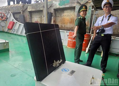 Tấm phao xốp dùng để đậy nắp hầm cá đã cứu anh Trung sau 4 ngày lênh đênh trên biển. (Ảnh: Lê Đình Thìn).