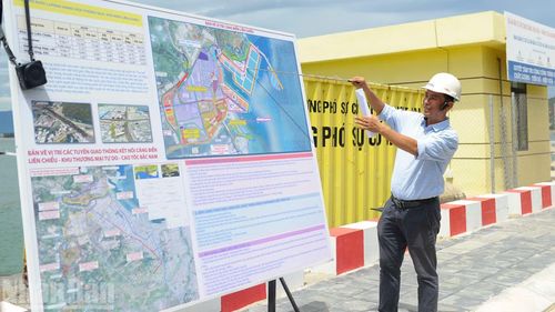 Đại diện dự án cảng Liên Chiểu giới thiệu khái quát dự án đến các nhà đầu tư. (Ảnh: Công Vinh)