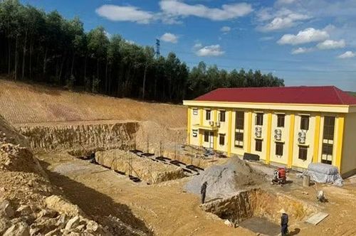 Khối nhà 2 tầng, một trong những hạng mục của trụ sở Công an xã Kim Ngân đã xây dựng hoàn thành. (Ảnh: LÂM QUANG HUY)