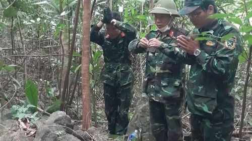 Cán bộ, chiến sĩ Đội K51 và lực lượng chức năng dâng hương trước khi khai quật tìm kiếm hài cốt liệt sĩ. (Ảnh: Quốc Khánh)