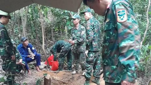 Các lực lượng tham gia khai quật tìm kiếm hài cốt liệt sĩ. (Ảnh: Quốc Khánh)