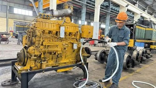 Công nhân Phân xưởng vận tải bảo dưỡng sửa chữa thiết bị phục vụ yêu cầu sản xuất của Công ty. (Ảnh Quang Thọ)