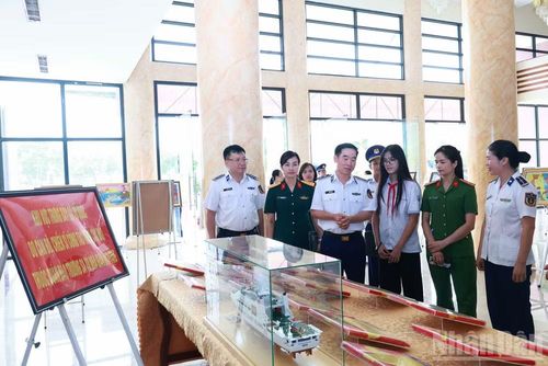Trung tướng Bùi Quốc Oai, Chính ủy Cảnh sát biển Việt Nam tham quan triển lãm trưng bày tại vòng chung kết Cuộc thi cấp khu vực.