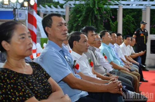 Đại diện các hợp tác xã tham dự hội chợ.