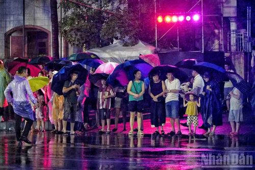 Thời tiết không thuận lợi, tuy nhiên rất đông người dân đến tham gia buổi diễu hành Carnival Nghệ An 2026. (Ảnh: Đ.P)