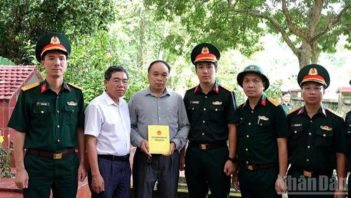 Bộ Chỉ huy Quân sự tỉnh Lào Cai thực hiện chính sách cho người cung cấp thông tin về mộ liệt sĩ.