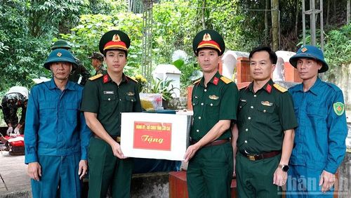 Bộ Chỉ huy Quân sự tỉnh Lào Cai tặng quà cho Ban Chỉ huy Quân sự phường Lào Cai.