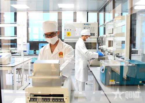  Kỹ thuật viên thực hiện phản ứng nhân gene.