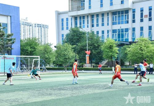 Các vận động viên thi đấu môn bóng đá nam.