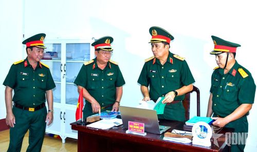 Thượng tướng Phùng Sĩ Tấn kiểm tra nơi làm việc của Ban CHQS xã Năm Căn, Bộ CHQS tỉnh Cà Mau. 