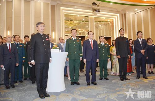 Các đại biểu dự chiêu đãi.