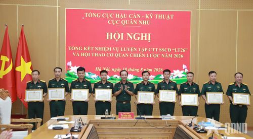 Thiếu tướng Đỗ Văn Hậu trao các hình thức khen thưởng tặng các tập thể, cá nhân có thành tích trong luyện tập chuyển trạng thái sẵn sàng chiến đấu.