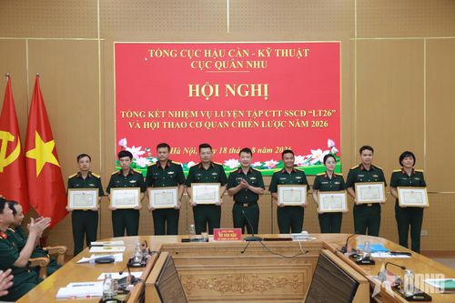 Đại tá Hà Duyên Năm, Phó cục trưởng Cục Quân nhu trao các hình thức khen thưởng tặng các tập thể, cá nhân có thành tích tiêu biểu trong Hội thao cơ quan chiến lược năm 2026.