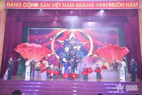 Các cán bộ đoàn chuyển tải nội dung tuyên truyền bằng hình thức sân khấu hóa.