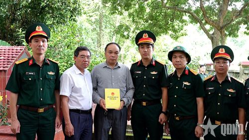 Bộ CHQS tỉnh Lào Cai thực hiện chính sách cho người cung cấp thông tin về mộ liệt sĩ.