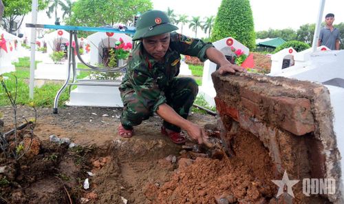 Thiếu tá QNCN Bùi Quốc Đạt thực hiện nhiệm vụ xác định danh tính HCLS tại Nghĩa trang Liệt sĩ Hàm Rồng, tỉnh Thanh Hóa. 