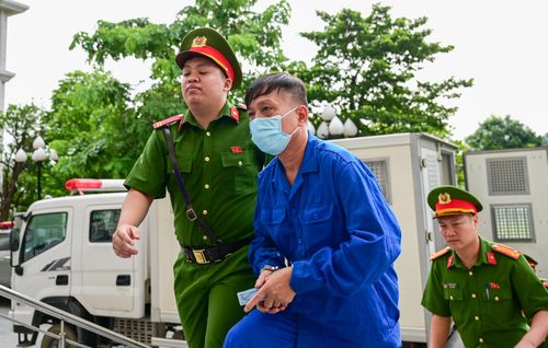 Bị cáo Nguyễn Bá Hoan được dẫn giải vào phòng xử. Ảnh: ĐỖ TRUNG