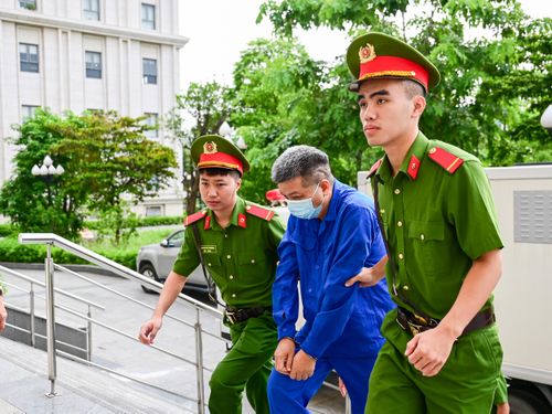 Bị cáo được dẫn giải vào phòng xử. Ảnh: ĐỖ TRUNG