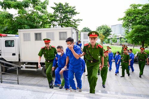 Lúc 8 giờ 10 phút, các bị cáo được đưa tới phòng xử. Ảnh: ĐỖ TRUNG