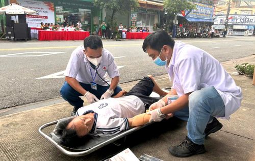  Lực lượng y tế sơ cứu người dân bị ngạt khói 