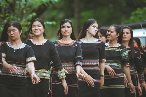  Đồng bào các dân tộc biểu diễn nghệ thuật tại Măng Đen. Ảnh: HỒNG PHƯƠNG 