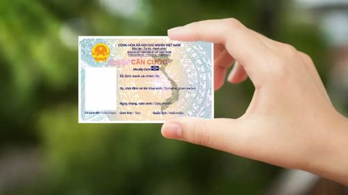 Đứng đầu danh sách là ảnh CCCD/CMND, bởi hình ảnh hai mặt giấy tờ có thể chứa họ tên, ngày sinh, số định danh, địa chỉ cùng nhiều dữ liệu dùng để xác thực danh tính, từ đó tạo điều kiện cho các hành vi giả mạo hoặc đăng ký dịch vụ trái phép.