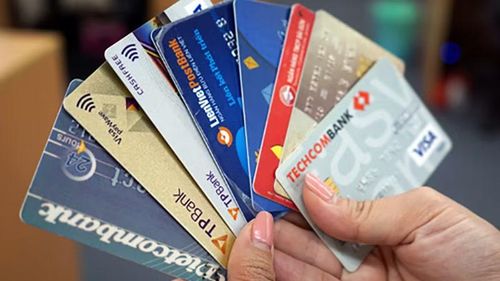Ảnh thẻ ngân hàng cũng không nên được lưu lâu trên điện thoại, đặc biệt khi ảnh thể hiện cả hai mặt, bởi thông tin trên thẻ có thể bị lợi dụng cho các hành vi thanh toán hoặc gian lận nếu rơi vào tay kẻ xấu.