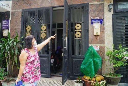 Người dùng cũng nên kiểm tra những ảnh để lộ địa chỉ nhà, biển số hoặc vị trí sinh sống, bởi khi kết hợp với thông tin công khai trên mạng xã hội, chúng có thể giúp người xấu xác định nơi ở và thói quen sinh hoạt của gia đình.