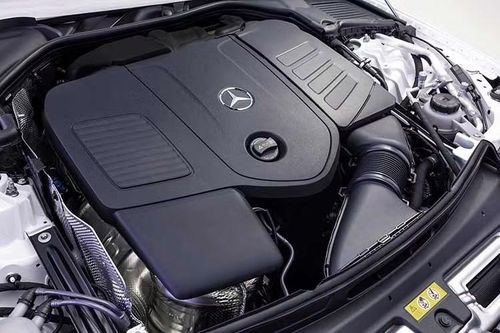 Một máy nén điện phụ mới được thiết kế để cải thiện khả năng phản hồi ở vòng tua thấp, trong khi máy phát điện tích hợp bộ đề có thể bổ sung tới 23 mã lực và 205 Nm cho xe. Chưa hết, Mercedes-Benz C-Class còn có tính năng overboost, có thể bổ sung 27 mã lực trong khoảng 20 giây mỗi lần kích hoạt.
