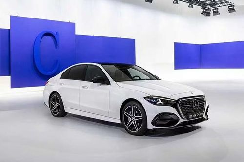 Mercedes-Benz đã thực hiện đợt nâng cấp kỹ thuật lớn nhất từ trước đến nay dành cho dòng xe C-Class. Lần này, các nâng cấp được dành cho các bản dùng động cơ đốt trong của Mercedes-Benz C-Class thế hệ mới.