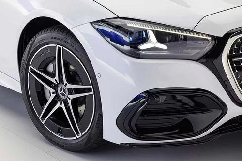 Các thay đổi khác về ngoại hình của Mercedes-Benz C-Class 2027 bao gồm cản trước/sau mới, cụm đèn pha/đèn hậu được thiết kế lại với đồ họa nhận diện hình ngôi sao và các tùy chọn mâm xe khác biệt.
