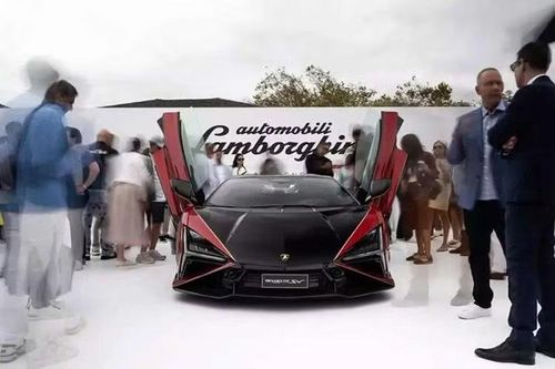 Những thông số trên chiếc Lamborghini Revuelto SV 2026 mới này cao hơn 49 mã lực so với phiên bản tiêu chuẩn, giúp Revuelto SV tăng tốc từ 0-100 km/h trong 2,4 giây, từ 0-200 km/h trong 6,7 giây và đạt tốc độ tối đa hơn 345 km/h.