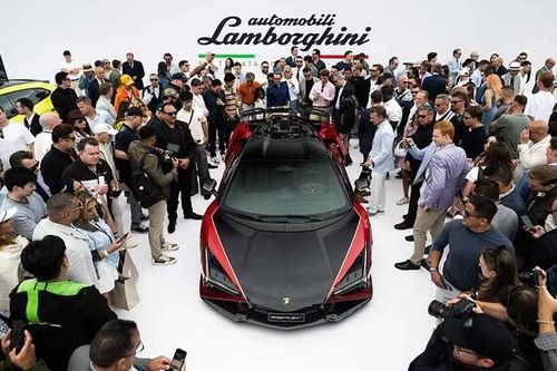 Lamborghini đã tận dụng Tuần lễ Xe hơi Monterey 2026 để giới thiệu mẫu siêu xe Revuelto SV mới. Là thành viên mới nhất trong dòng Super Veloce danh tiếng của Lamborghini, mẫu siêu xe này sử dụng động cơ V12 đã được nâng cấp về công suất và khả năng vận hành.