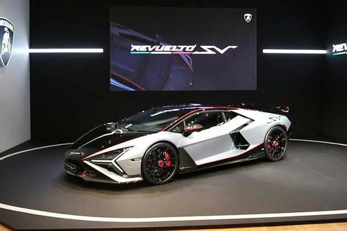Nhờ hàng loạt thay đổi trên, Lamborghini Revuelto SV tạo ra lực ép xuống mặt đường lớn hơn 80% so với xe tiêu chuẩn và cao hơn 10% so với Aventador SVJ thế hệ trước. Sẽ chỉ có 1.963 chiếc Lamborghini Revuelto SV được sản xuất và bán ra thị trường. Mẫu xe này có khả năng tùy biến ở mức độ cao nên chắc chắn giá bán cũng sẽ rất đắt đỏ.