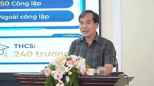 Ông Nguyễn Phúc Tăng, Phó Giám đốc Sở GD&ĐT TP Cần Thơ, báo cáo tại hội nghị.