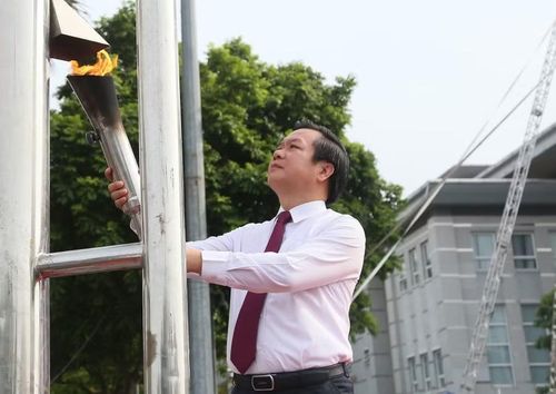 Ông Phạm Quang Ngọc - Bí thư Tỉnh ủy Hưng Yên thực hiện nghi thức thắp sáng đài lửa Đại hội.