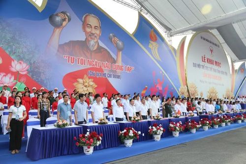 Đại biểu dự lễ khai mạc.
