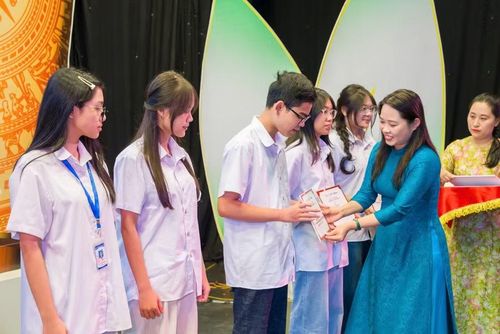 Học sinh lớp 9 đoạt giải cấp tỉnh môn tiếng Anh nhận học bổng.