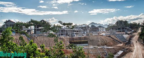 Các đơn vị tổ chức thi công cả ngày lẫn đêm để kịp tiến độ. Ảnh: Lê Văn Chương